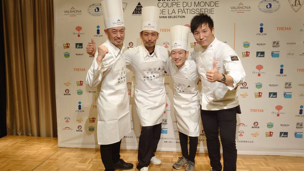 右から2番目が的場さん。(写真はクープ・デュ・モンド・ドゥ・ラ・パティスリー日本実行委員会より提供)